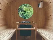 丸窓仕様のバレルサウナ内装